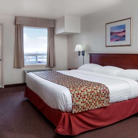 Hotel Super 8 By Wyndham Caraquet Esterno foto