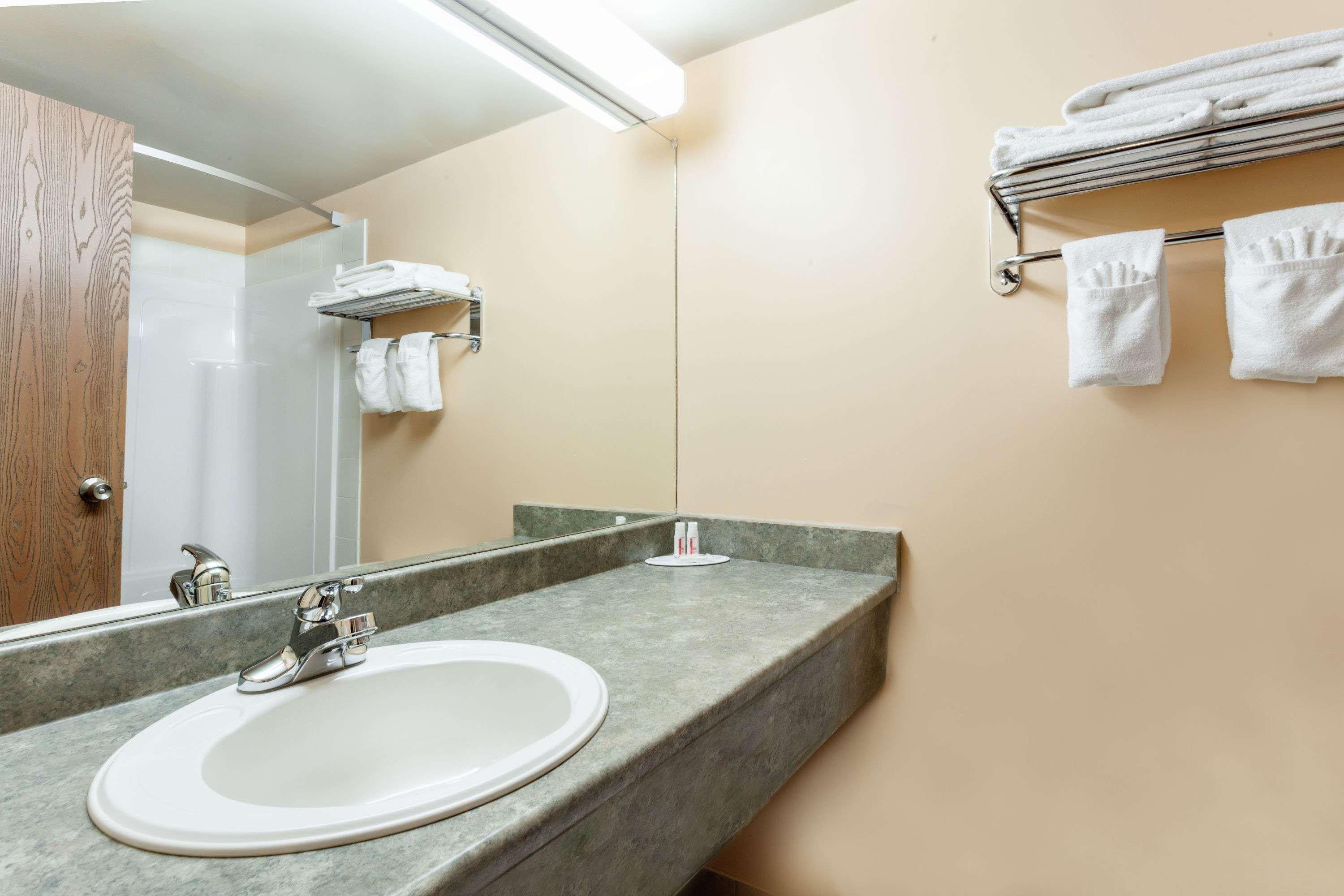 Hotel Super 8 By Wyndham Caraquet Esterno foto