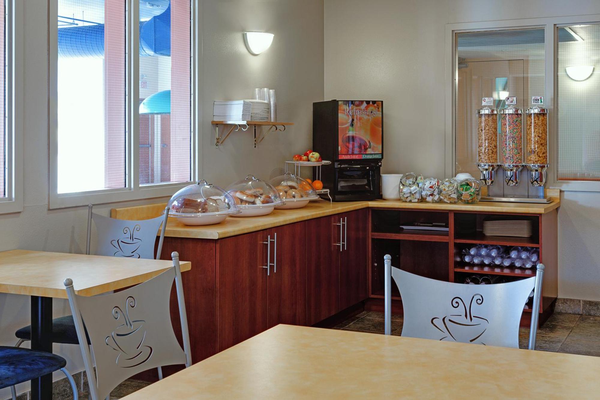 Hotel Super 8 By Wyndham Caraquet Esterno foto