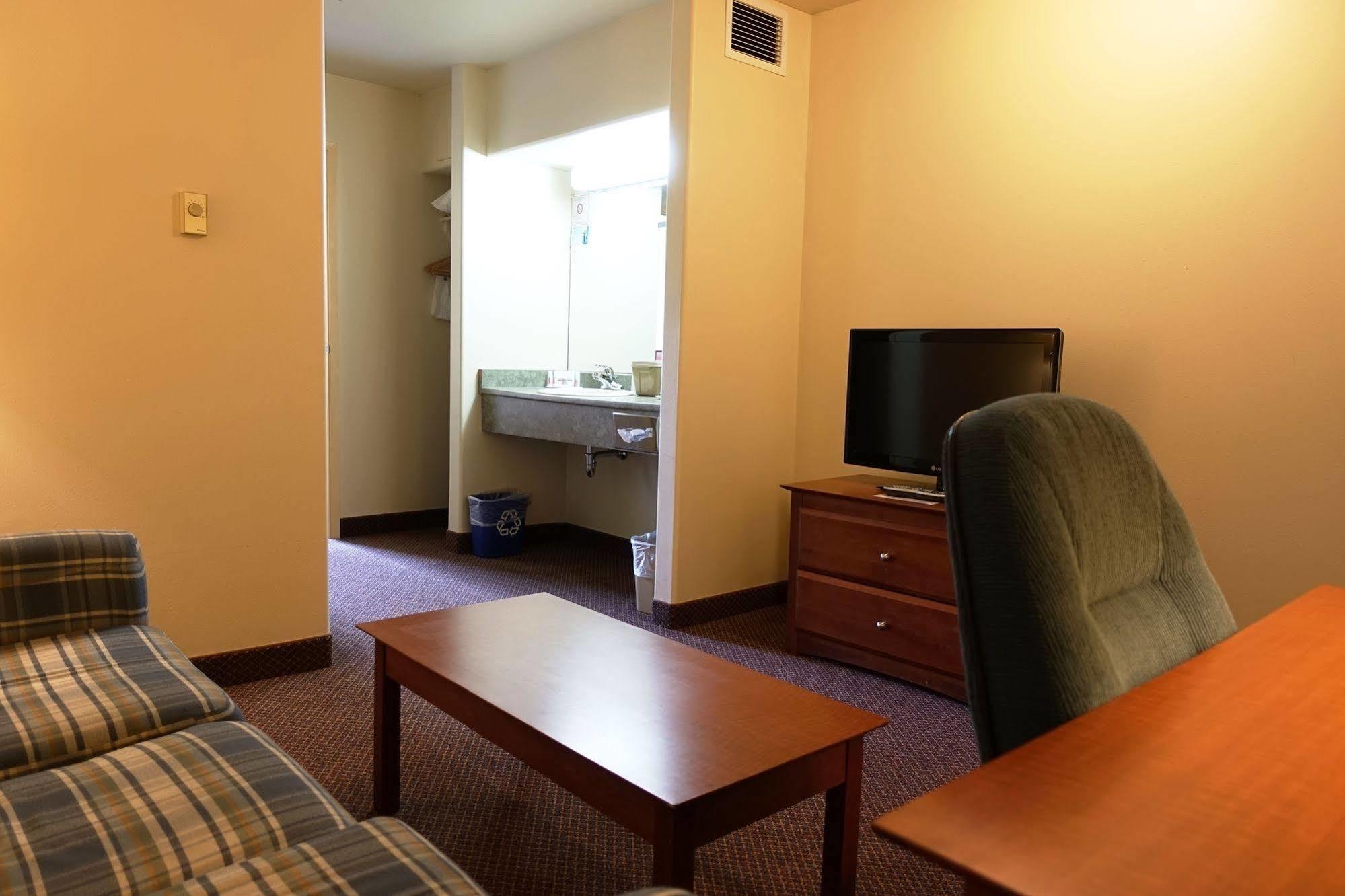 Hotel Super 8 By Wyndham Caraquet Esterno foto