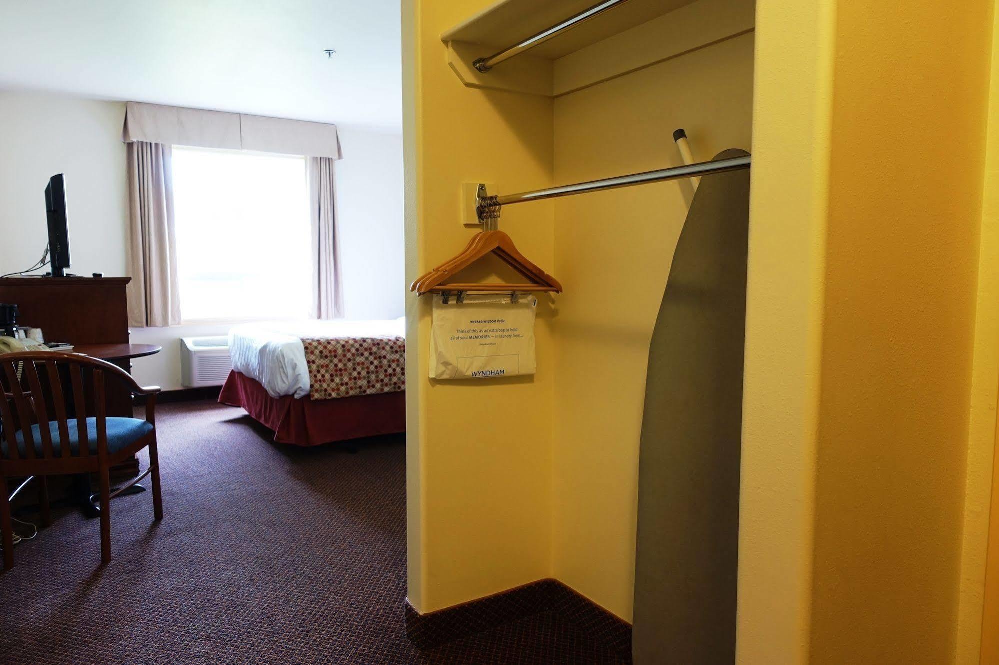 Hotel Super 8 By Wyndham Caraquet Esterno foto